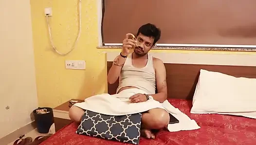 Istri dan suami India romantis di malam hari