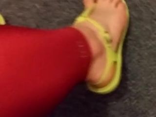 Usar sandalias de gelatina con leggings