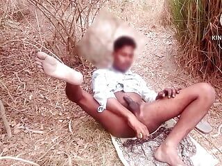 Gorący indyjski seksowny amator nastolatka chłopak Hard ass jebanie z dużym ogórkiem outdoor forest lizanie tyłek część 2 ogórek jebanie