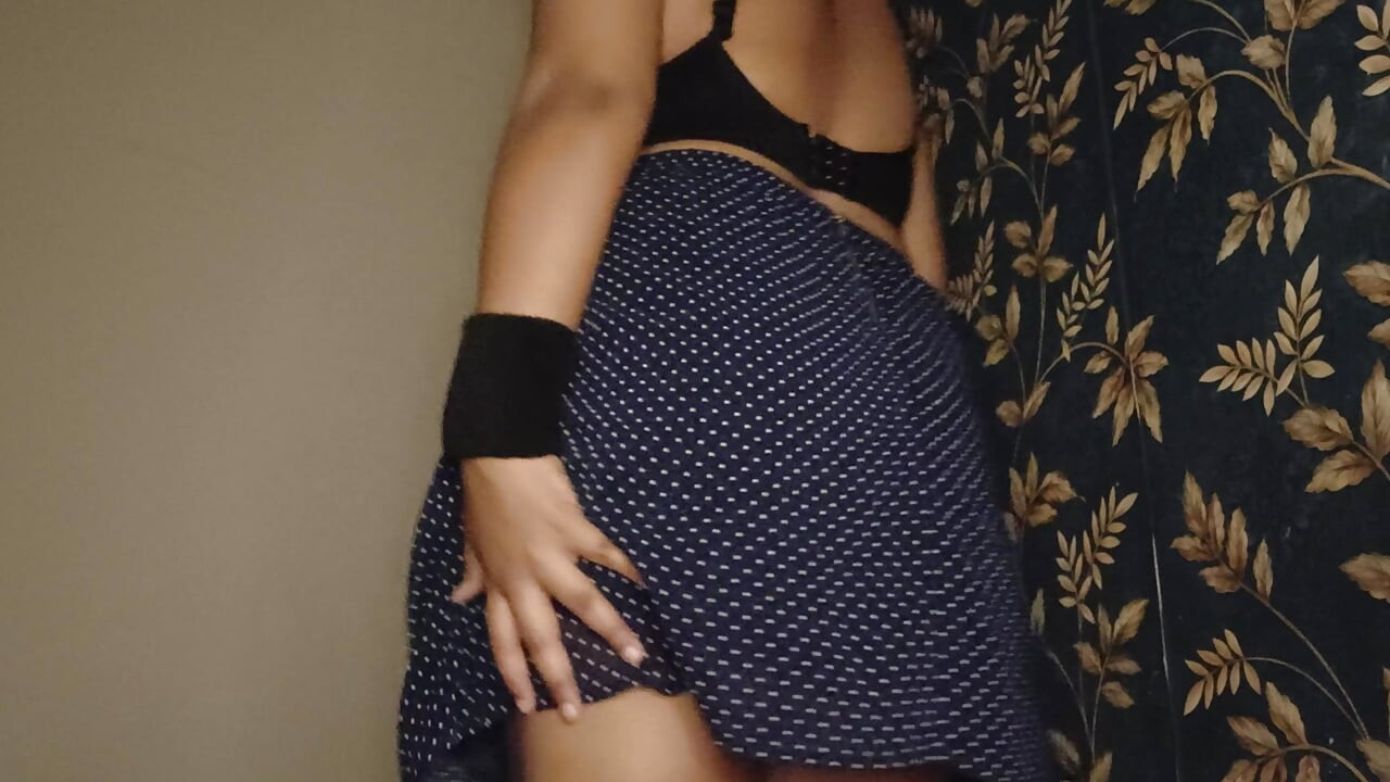 Desi devojka se gola i nanosi cream na telo
