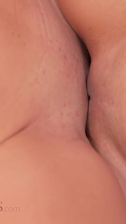 Salas de massagem Lunita Galactica e Olivia Sparkle quente romântico sexo lésbico velcro e comendo buceta | Clipe 2