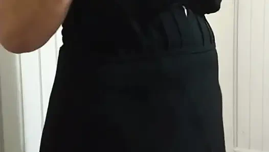 Ibu tiri menunjukkan pakaian yang akan dia kenakan ke karnaval jalanan, bagaimana menurutmu?