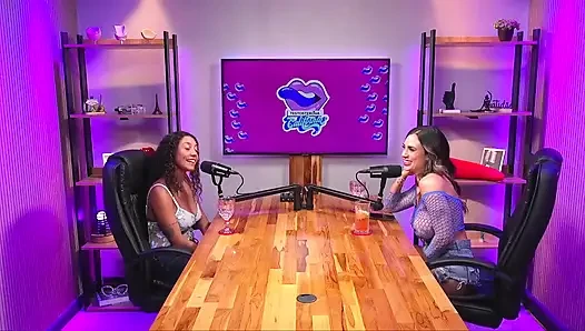 Junge Latina Mit Perfektem Körper Und Lockigen Haaren Gibt Dirtytalk