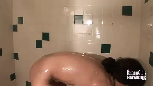 Büyük memeli esmer orta yaşlı seksi kadın duş alıyor