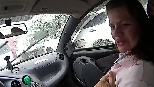 Arkadaşlar akneli bir kıza bindi ve ortodontik diş tellerini spermle doldurdu