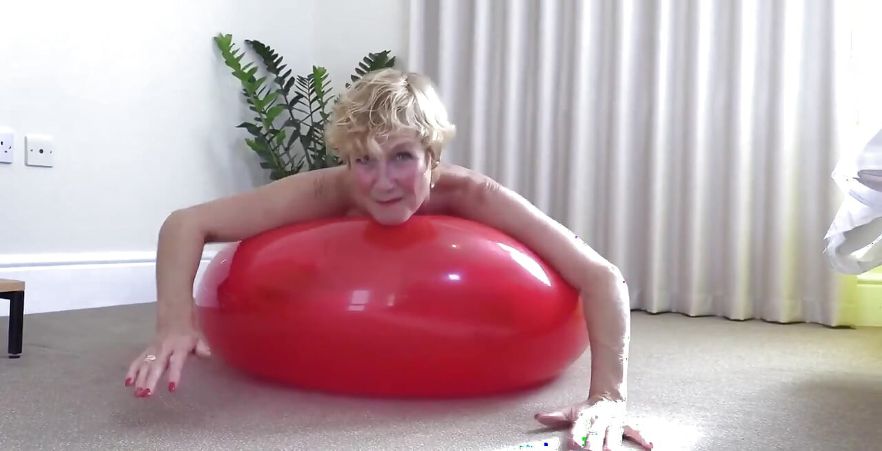 Vrei să mă vezi jucându-mă cu un balon de cauciuc uriaș - ce distracție am avut, țâțe sărind Până când totul a mers Bang