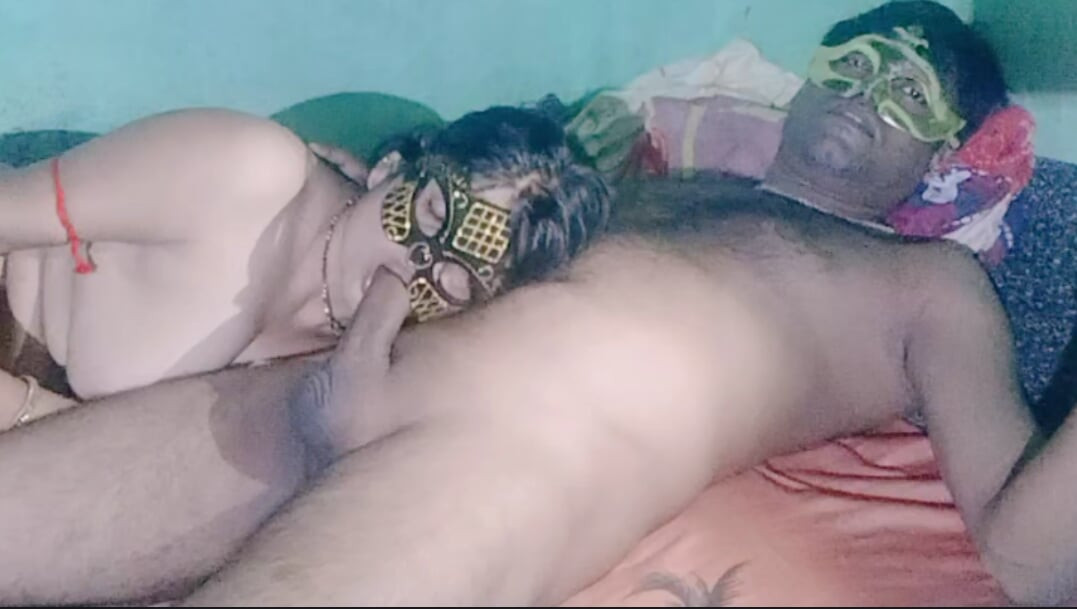 Wanita India miang curang mengusap zakar desi besar