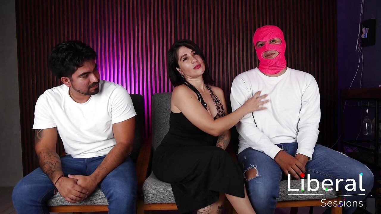 MILF MATURĂ CU SÂNI EXTRAORDINARI, ÎȘI ÎNREGISTREAZĂ PRIMUL THREESOME CU 2 STRĂINI.
