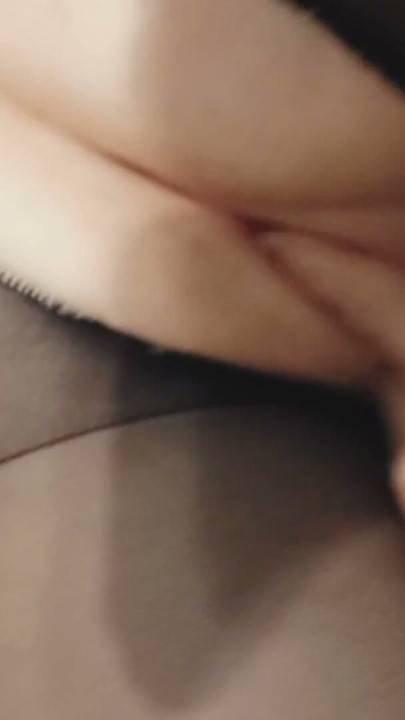 Oh my God, her camel toe is fucking amazing! Hot pussy amateur video | Clip 1