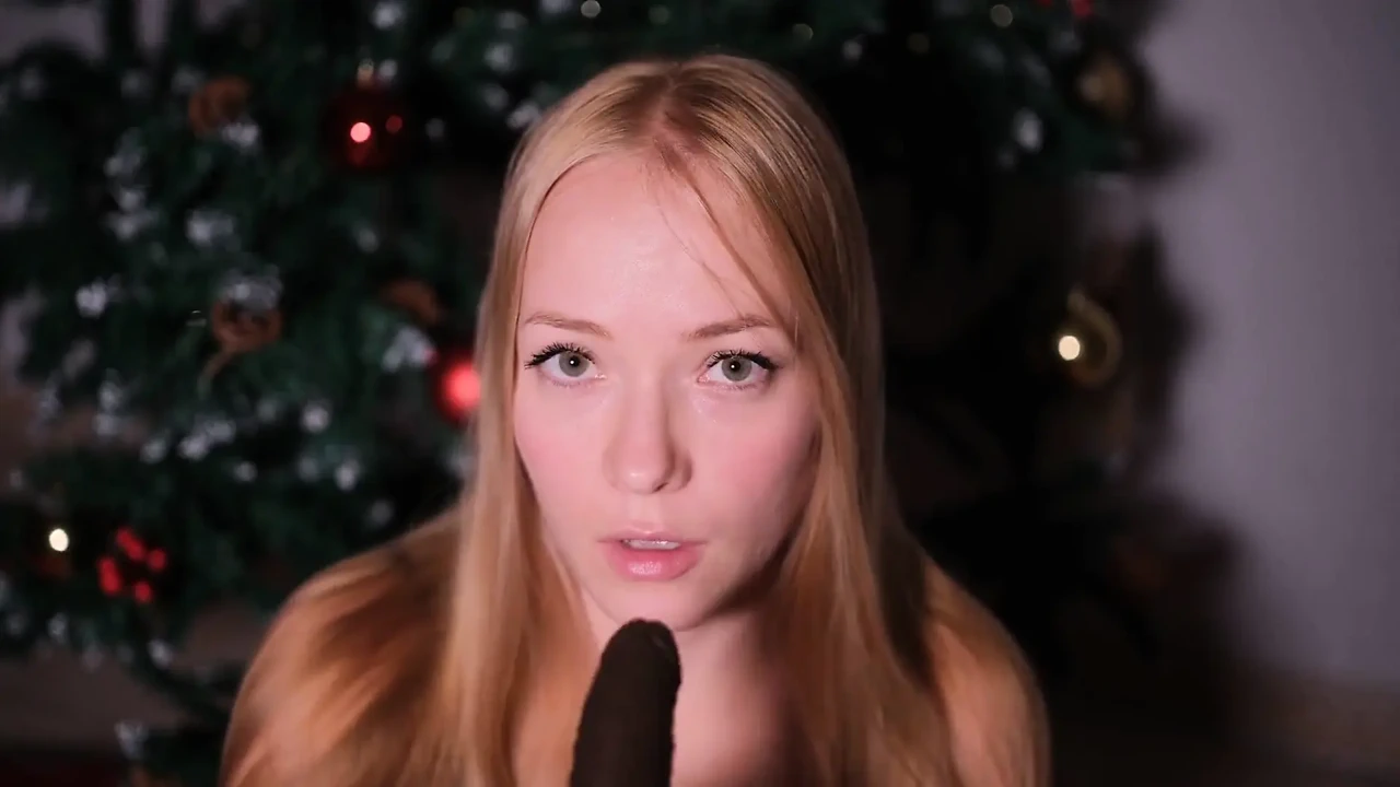 Nữ sinh viên xinh đẹp bú cu giả đen