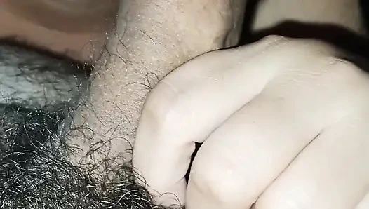 Ayah, beri aku susumu! Saya mengisap penis berbulu ayah saya sampai dia ejakulasi dan saya bisa menelan semua susu panas