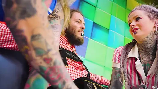 Freche tätowierte mädchen doppelt anal - 2 schwänze gegen 2 löcher, gesichtsbesamung