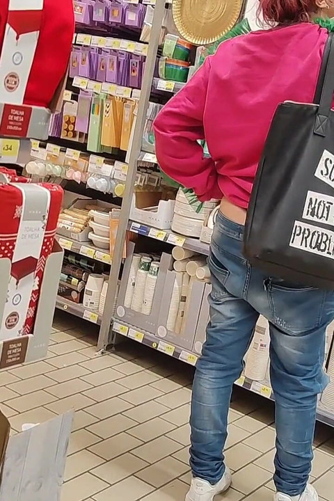 Loca Rebeca Addams en culo de jeans en el supermercado