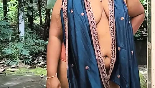 Hintli kız mavi şalvarda üstsüz seksi fotoğraf çekiminde, çekimden sonra