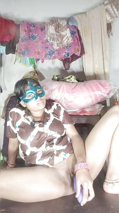 Mettre un doigt dans la chatte d’une fille vierge, l’eau de la chatte est sortie, il n’y a pas de terre, donc une vierge audio en hindi a mis un gode dans la chatte et a sorti de l’eau de sa chatte dans le cul.