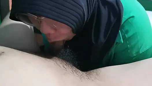 Сводная сестра проснулась и поиграла с сводным братом.