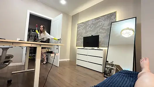 Жена JOI В Желтых Уборочных Перчатках