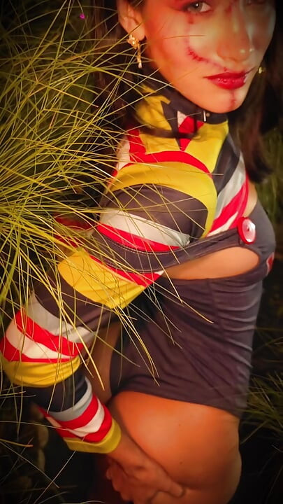 Latina Tem Um Filhote Rico No Halloween