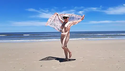 Amateurfilmen. Ein fkk spielt mit Wellen am meer.