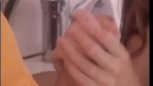 Memek berbulu cewek polos ini dicukur habis-habisan sama kontol besar sampai matanya merem melek