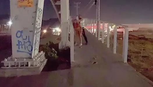 PILLADOS TENIENDO SEXO EN EL PUENTE PEATONAL