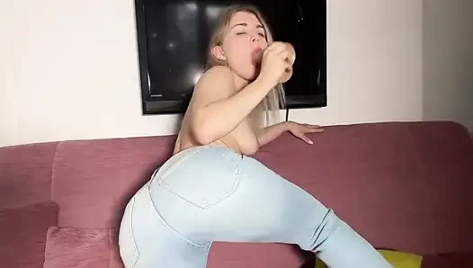 Горячая мамочка делает грязный минет