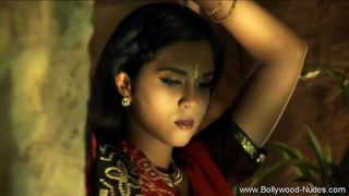 Brünette Brünette Göttin aus Indien tanzt