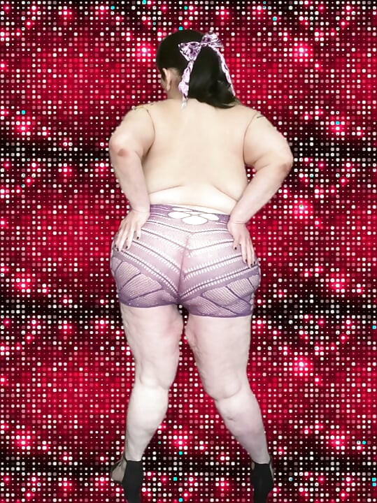 جميلة في البرقوق