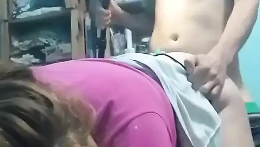 Aku nyepong kontolnya, aku ngentot gaya doggy sambil ngecrot pakai hp