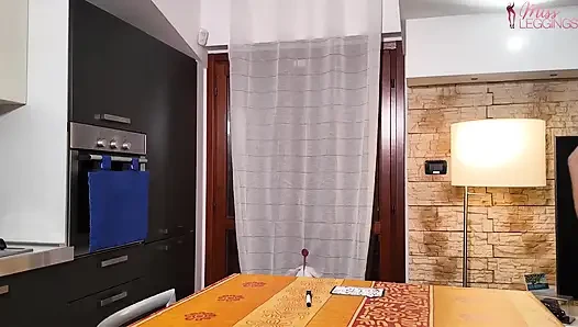 Kafası karışmış üvey anne sonradan kahvaltısını yatakta getiren hizmetçi değil, bakire üvey oğlunun getirdiğini anlar