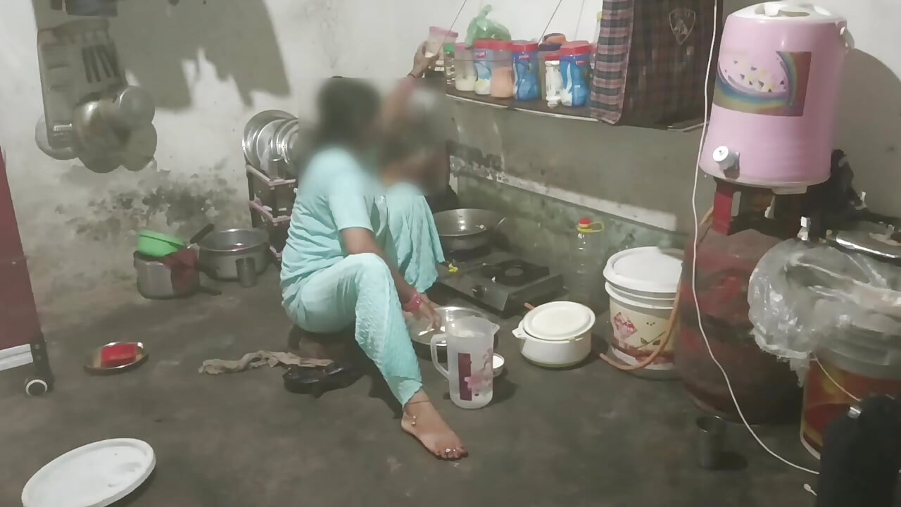 Trong nhà bếp, nước được lấy ra khỏi dương vật, khoe bộ ngực to và âm thanh tiếng Hin-di sục cu tốt nhất.