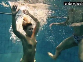 两个性感的业余爱好者在水下展示他们的身体
