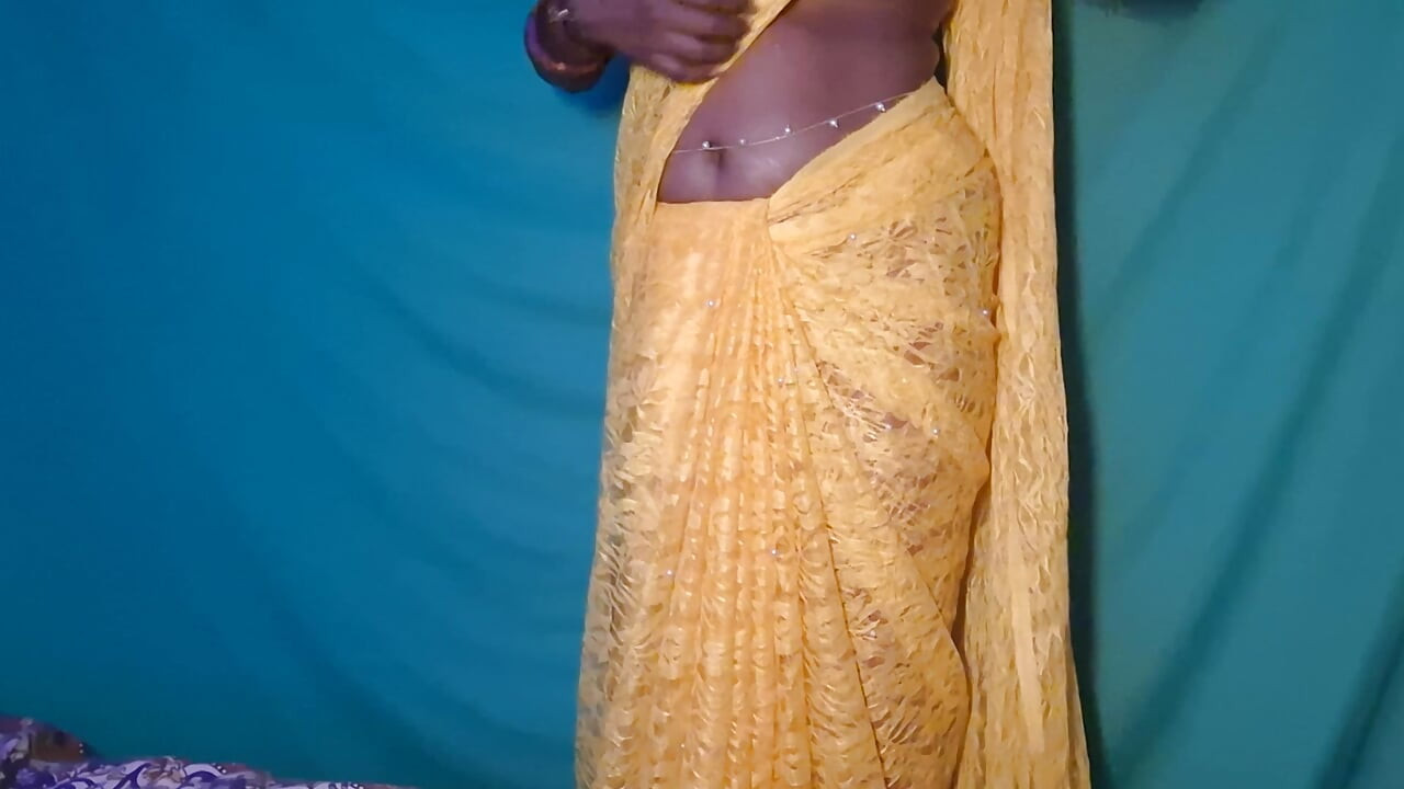 Navel and Erotic Show of Tamil Married Bhabi