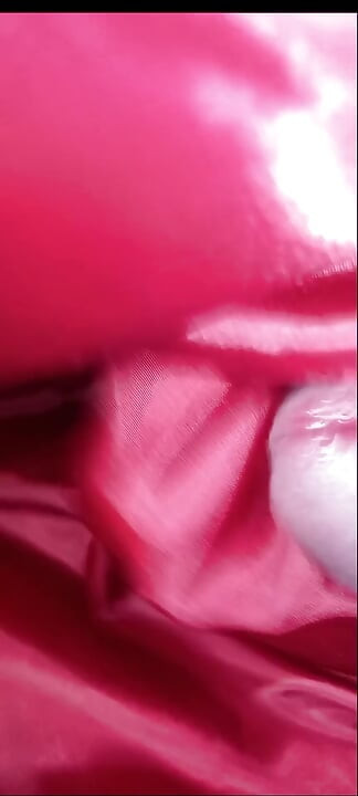 Kırmızı bir bayan kabarık ceketinin tatlı astarına 4 boşalma