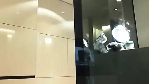 Dea muncrat dan mandi di berlin