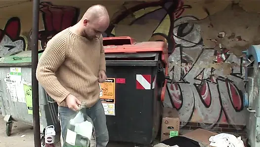 Brünette zwillinge helfen sich gegenseitig, mit dem gleichen typen zu ficken