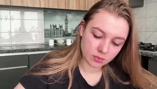 Jucielussie masturbiert morgens in der küche