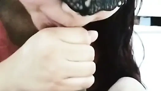 Ngobrol sama pacar sahabatku. Seks oral yang lezat.