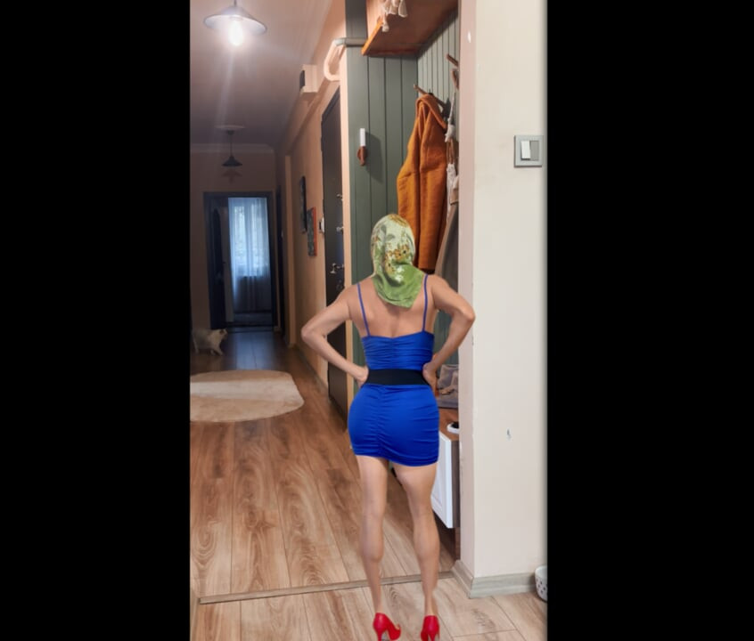 My very short stepmother's Christmas dress is very sexy.