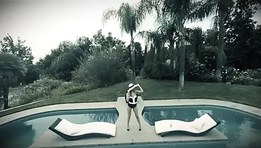 Горячую юную блондинку трахают на улице