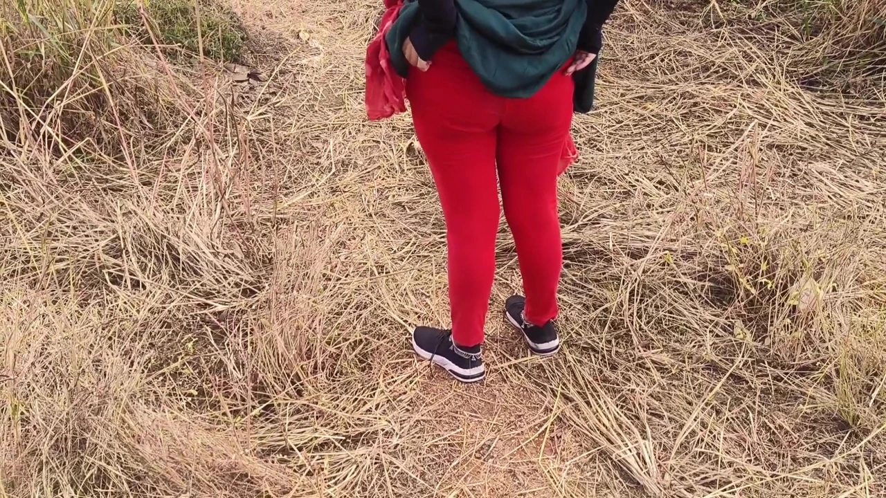 Indian village bhabhi fucked outdoors Hindi sex video