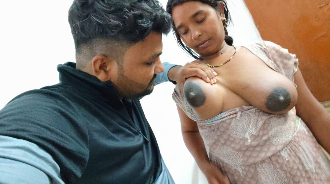 Przyrodnia siostra całuje swojego przyrodniego brata, a przyrodni brat ssie piersi swojej siostry. - ssące wideo