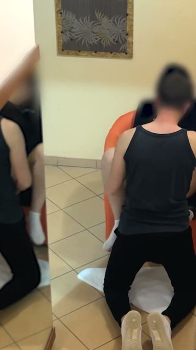 Kameraya yakalandım - sınıf arkadaşları dersten sonra ödev yapıyormuş gibi yapıyor, oğlan amını yiyor | Klip 1