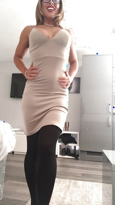 Vestido apertado masturbando