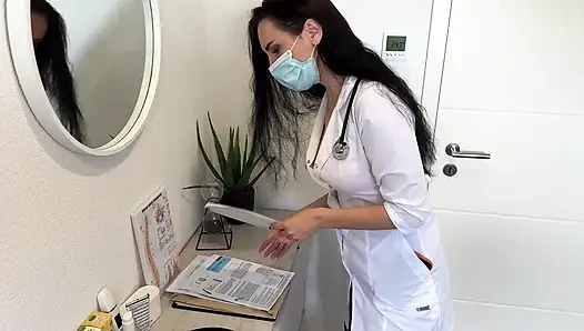 Die heißeste krankenschwester, die je vergessen hat, dass sie bei der arbeit war