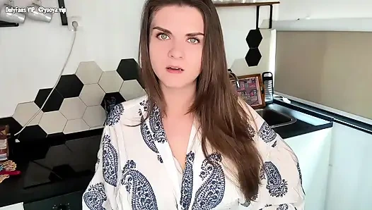 Heiße stiefmutter mit nassem kommendem schwanz wurde von ihrem stiefsohn in ihrem schlafzimmer erwischt