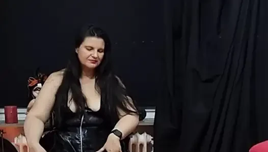 İri güzel orta yaşlı seksi kadın domina aptal köleyi terli ayaklarına tapmaya zorluyor - ayak fetişi aşağılama
