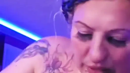 Versaute swingerin lutscht einen schwanz im club