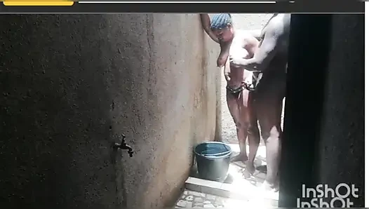 Liebe im geheimen in der afrikanischen dusche