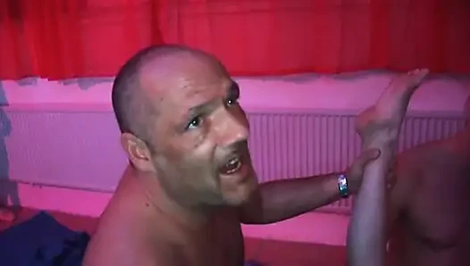 Reife brünette weit von flaschen und fäusten im gangbang gedehnt